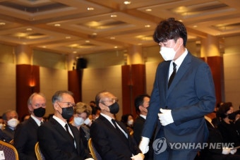 헌화 마친 이준석 대표