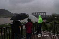 간판 떨어지고 나무 쓰러져…경기북부 비 피해 잇따라