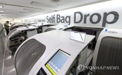 손님 맞을 준비로 분주한 김포공항 국제선 청사