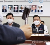 의사봉 바라보는 노사