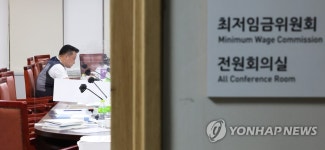 내년 최저임금 수정안 제출, 고민하는 모습의 이동호 근로자위원