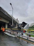 부산서 강변도로 달리던 SUV 6ｍ 아래로 추락