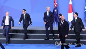기념촬영 마친 윤석열 대통령