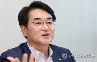 연합뉴스와 인터뷰하는 박용진 의원