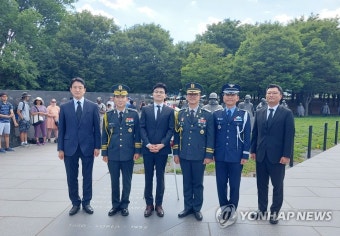 한국전쟁 참전기념비 찾은 한동훈 장관