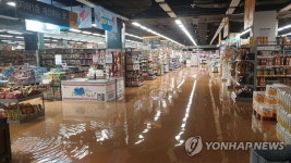 폭우로 침수된 충남 서산의 한 대형 마트