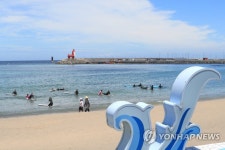 제주 이호해수욕장 찾은 서퍼들