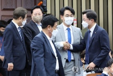 악수하는 강병원과 이재명