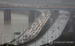 장마가 만든 헤드라이트 물결