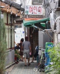 더위 달래는 창신동 쪽방촌 주민
