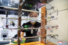 (주)사람과미래씨앤엠 소독업소 | 평양 미래상점 소독하는 종업원