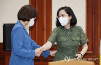 인사하는 이영·김현숙 장관