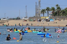 북적이는 제주 이호해수욕장