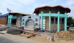 일찍 찾아온 무더위…굳게 닫힌 해변 화장실