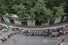 무료급식소 앞에 줄지어 선 노인들