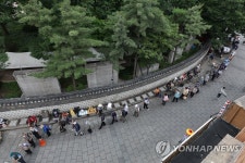 무료급식소 앞에 줄지어 선 노인들