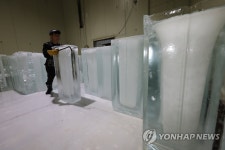 얼음 옮기느라 바쁘다 바빠
