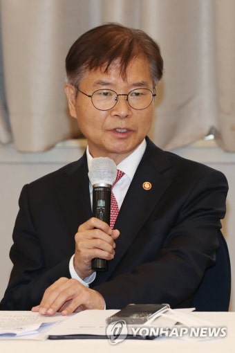 인사말하는 이정식 장관