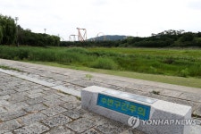 수변 구간임에도 풀만 가득