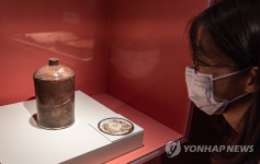 첫 공개된 백자동채통형병