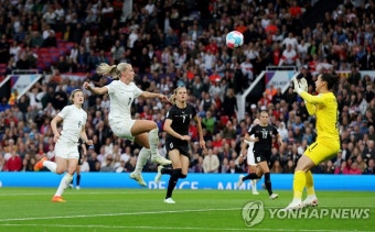 여자 유로 개막전서 대회 최다 관중 신기록…6만8천871명