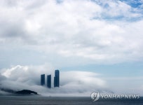 부산 해안가 해무 장관