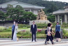 청와대 분수대 앞 윤석열 대통령 부부 등신대