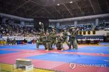 시연 펼치는 육군 2군단 태권도 시범단