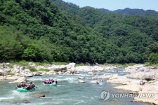 인제 내린천 래프팅 즐기는 관광객들