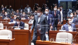 의원총회 참석하는 권성동 원내대표