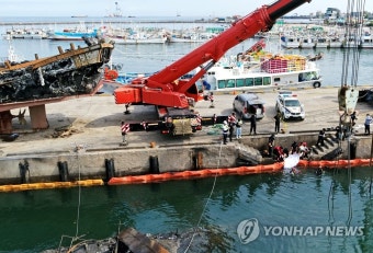 [속보] 제주 한림항 화재 어선 실종자 추정 시신 1구 발견