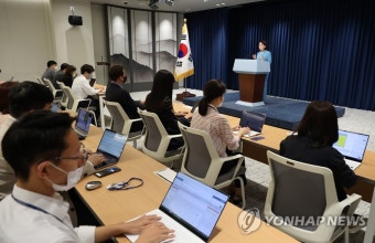 대통령실 브리핑룸 첫 브리핑