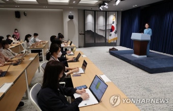 대통령실 브리핑룸 첫 브리핑