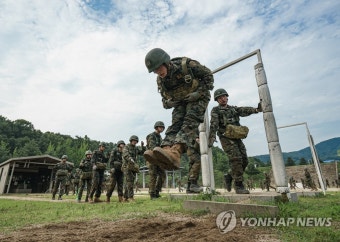 지상 훈련하는 육사 생도들