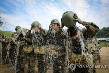 공수기본 지상훈련 중 더위 식히는 육사 생도들