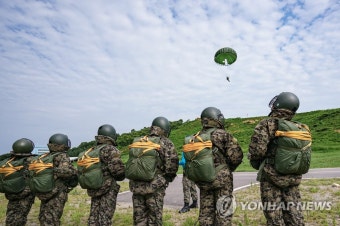 공수기본 기구 강하 훈련하는 육사 생도들