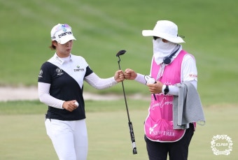 '장타여왕' 윤이나, 이틀 내리 선두…박지영, 1타차 추격