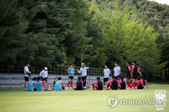 작전 지시하는 변성환 감독