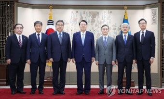 신임장·임명장 수여식 기념촬영 하는 윤 대통령