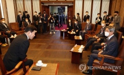 정당대표 및 4부요인 환담하는 김진표 국회의장