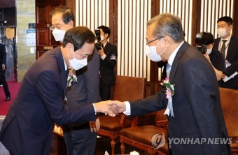 헌법재판소장과 인사하는 우상호 비대위원장