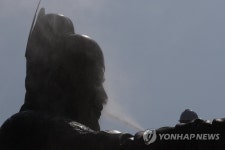 광화문광장 개장 앞두고 세종대왕상 목욕재계