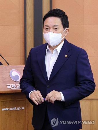 새 정부 업무보고 사전브리핑 입장하는 원희룡 장관
