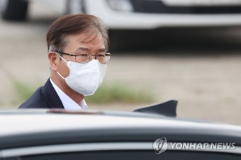 차에서 내리는 이정식 장관