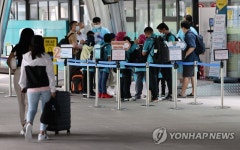해외 입국자로 붐비는 인천공항 코로나 검사센터