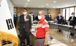 국기에 경례하는 윤석열 대통령