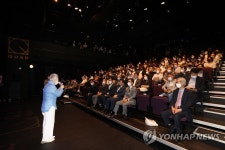 인사말하는 배우 박정자