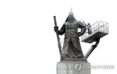 묵은 때 벗는 이순신 장군 동상