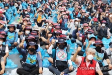 하이트진로 이천공장 앞에서 구호 외치는 화물연대