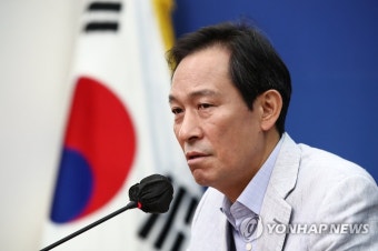 기자간담회 하는 우상호